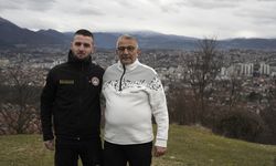 Depremzede, kendisini enkazdan kurtaran arama kurtarma ekipleriyle 3 yıl sonra buluştu