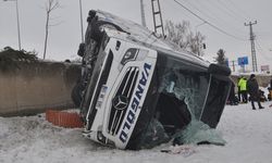 Ağrı'da faciadan dönüldü: Yolcu otobüsü tepetaklak oldu, 16 yaralı