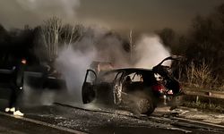 Sakarya'da yangın çıkan otomobil kullanılamaz hale geldi