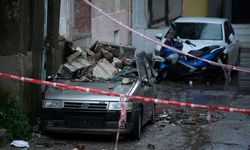 1 yıldır alıcı bekleyen otomobilin üstüne balkon devrildi!