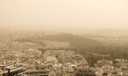 Atina sarıya boyandı: Sahra Çölü'nden gelen toz şehri esir aldı