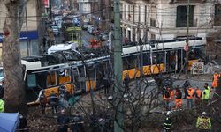 Milano'da tramvay raydan çıkarak kaza yaptı