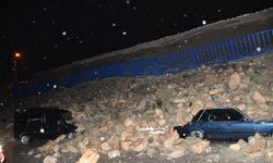 İstinat duvarı park halindeki araçların üzerine çöktü