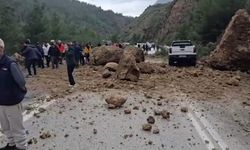 Isparta-Antalya yolunda korku dolu anlar: Dev kayalar yolu kapattı, sürücüler kollarını sıvadı
