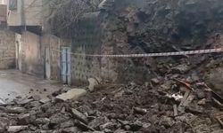 Siverek’te duvar çöktü: 2 çocuk saniyelerle kurtuldu