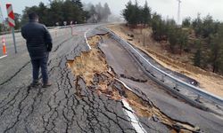 Mersin'de şiddetli yağış: yolda 2 metrelik çukur oluştu