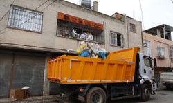 Mersin’de 'çöp ev'den servet ve cephanelik çıktı! Kötü koku ihbarına giden zabıta gözlerine inanamadı