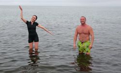 Dondurucu soğukta Van Gölü'nde yüzdüler