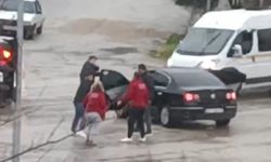 Adana'da bir kadının karıştığı sopalı kavga görüntülendi