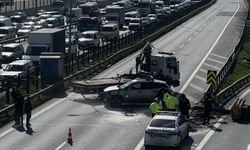 Esenler'de cip refüje çarptı: Araçta sıkışan sürücü yaralandı