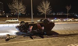 Otomobil kontrolden çıktı: Ters dönen araçtan yaralı çıktılar