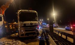 Büyükçekmece TEM Otoyolu’nda tır devrildi: 1 yaralı