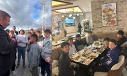 Vali, sokakta top oynayan çocukları iftara davet etti