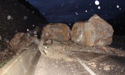 Amasya'da dağdan kopan dev kayalar yola düştü