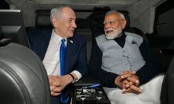Netanyahu, Hindistan Başbakanı Modi'yi Hint kıyafeti giyerek karşıladı