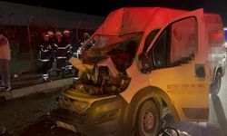 Panelvan araç park halindeki tıra ok gibi saplandı