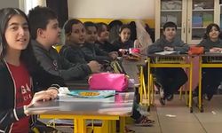 İlkokul öğrencilerinden "Kabe'de hacılar hu der Allah" ilahisi