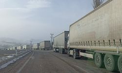 Sivas’ta tipi ulaşımı aksattı, kilometrelerce tır kuyrukları oluştu