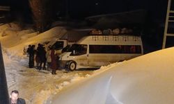 Köy yolunda mahsur kalan öğrenci servisi kurtarıldı