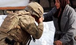 Mehmetçik yaşlı kadının ördüğü çoraplarla ısınıyor