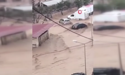 Hatay’da yağış sele neden oldu: Yollar göle döndü, araçlar sular içinde kaldı