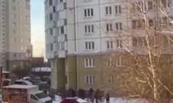Rusya’da 10. kattan düşen bebek, açılan mont sayesinde kurtarıldı