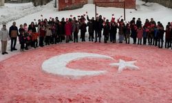 Ağrılı öğrencilerden anlamlı hareket: Kar üzerinde Türk bayrağı