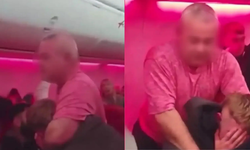 Binlerce metre yükseklikte uçak ringe döndü! Antalya Manchester seferinde yumruklar havada uçuştu