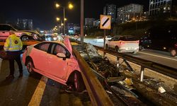 Ataşehir'de korkutan kaza: Otomobil bariyerlere saplandı, 2 yaralı