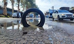 Adana'da vatandaşın 'çukur' isyanı: Belediyeden ses çıkmayınca önlemi lastikle kendileri aldı