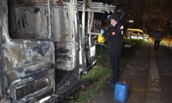 Antalya'da bir kişi tartıştığı kız arkadaşının ve annesinin aracını ateşe verdi