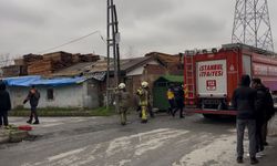 Başakşehir’de 3 katlı binanın çatısı alev alev yandı