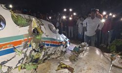 Hindistan'da içinde 7 kişi bulunan ambulans uçak düştü