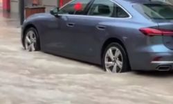 Çeşme sağanağa esir! Rögarlar taştı, yollar göle döndü