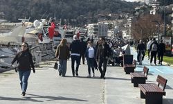 İstanbul'da hava 23 dereceyi gördü: Kış günü denize girdiler