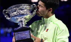 Alcaraz Djokovic’i devirdi ilk Avustralya Açık şampiyonluğunu aldı