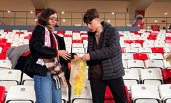 Öğrencilerden tribünde alkışlanacak hareket