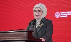 Emine Erdoğan: "Yıkılan şehirlerimizi omuz omuza ayağa kaldırıyoruz"