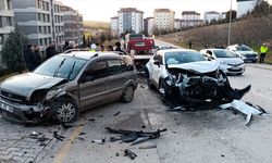 Eskişehir'de korkutan zincirleme kaza: belediye otobüsü ve iki otomobil çarpıştı, 6 yaralı