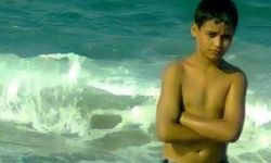 Fotoğraftaki çocuğu tanıdınız mı? O şimdilerde Türkiye'nin en ünlü rapçisi