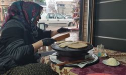 Gaziantep’te üç kadın, depremin yaralarını börekle sardı