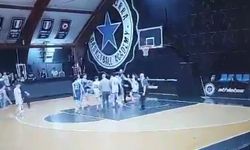 Avrupa’da gençler maçında şok olay! Parkeye giren veli ortalığı karıştırdı