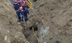 Göçük faciası ucuz atlatıldı: Toprak altında kalan operatör kurtarıldı!