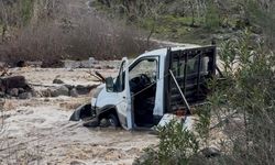 İzmir'de derede mahsur kalan 3 kişi kurtarıldı