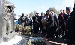 İzmir'de Hocalı şehitleri karanfillerle anıldı