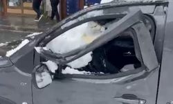 Bitlis'te park halindeki aracın üstüne kar kütlesi düştü: Maddi hasar var