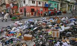 Küba'da sokaklar çöplüğe döndü: Trump petrolü kesince adada hayat durdu