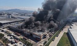 Manisa'da zorlu mücadele: Alevler fabrikayı sardı!