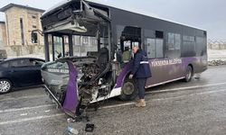Hakkari'de otobüs ile minibüs çarpıştı: 18 yaralı