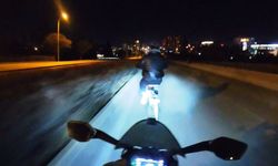 Önce kafasına vurup düşürdü, sonra yardıma koştu!